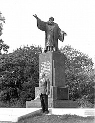 Monument to Metropolitan Vasyl’ Lypkivs’kyi with sculptor Petro Kapschutschenko.